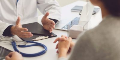 Profesionales sanitarios explican a pacientes